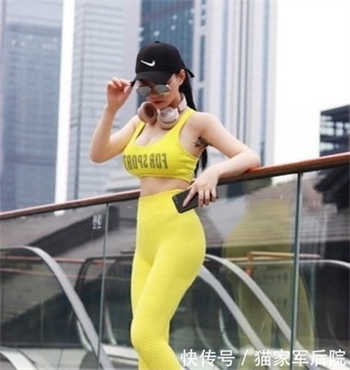 商务旅行女戴帽子的老板
