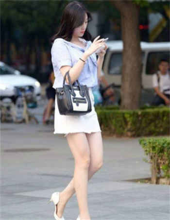 女子坐长板凳大便
