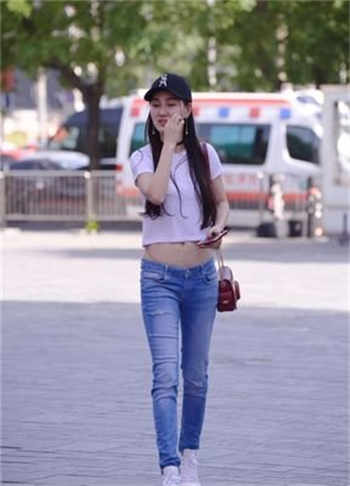 女子坐长板凳大便