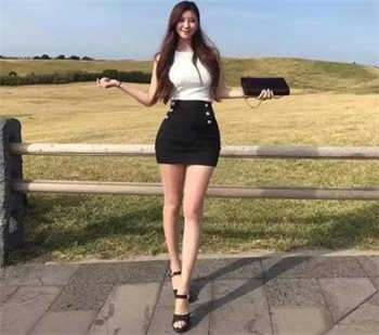 两男一女打扑克