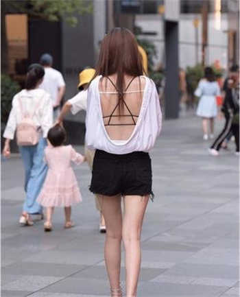 公共厕所女生蹲坑视频