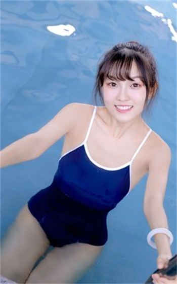 夜晚两人打扑克小视频