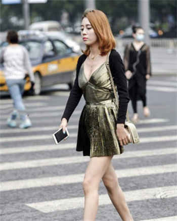 抖音上庭院微胖女旗袍女