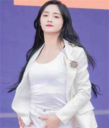 鞠婧祎衣服掉落