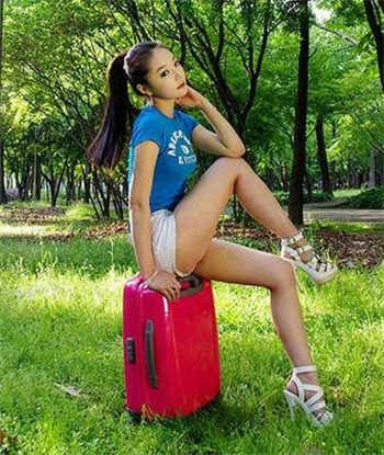 美女带尿具锁自虐故事