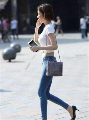售楼女陪客户看房