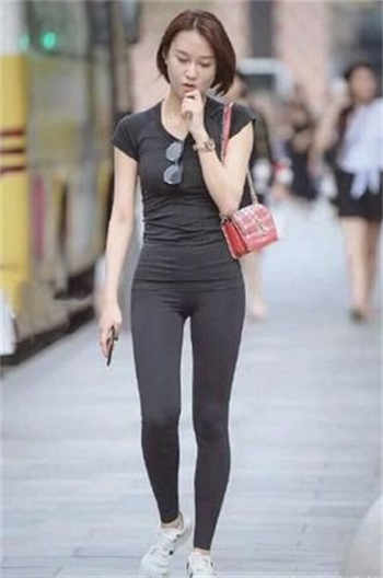 女护工深夜照顾老人木鱼